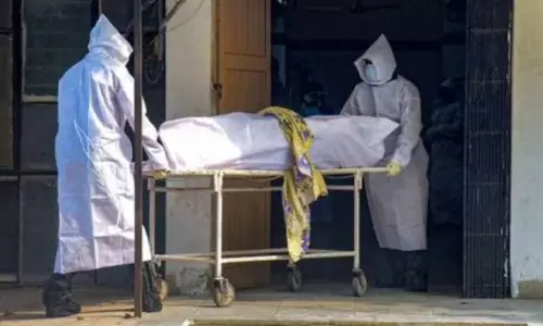 Corona Effect: క‌రోనా వేళ హృదయ విదారక సంఘ‌ట‌నలు