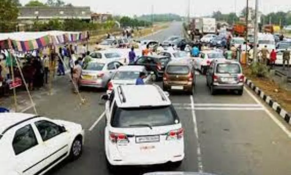 Massive traffic jam at AP-Telangana border amid lockdown