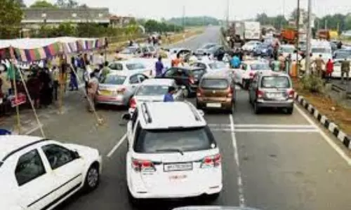 Massive traffic jam at AP-Telangana border amid lockdown