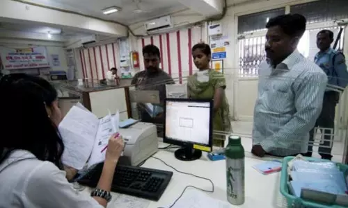 Lockdown in Telangana: తెలంగాణలో రెండోరోజు లాక్డౌన్.. బ్యాంకు పనివేళల్లో మార్పు Lockdown in Telangana: తెలంగాణలో రెండోరోజు లాక్డౌన్.. బ్యాంకు పనివేళల్లో మార్పు