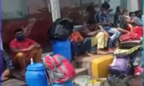 Migrant Workers Facing Problems at Secunderabad Railway Station Migrant Workers Facing Problems at Secunderabad Railway Station