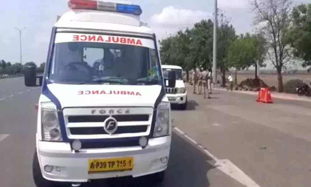 AP Ambulances: తెలంగాణ-ఏపీ సరిహద్దుల్లో మరోసారి గందరగోళం