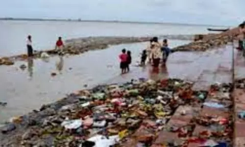 Bodies Floating in Ganga River: గంగలో మృతదేహాలపై కేంద్రానికి ఎన్ హెచ్ ఆర్సీ నోటీసులు Bodies Floating in Ganga River: గంగలో మృతదేహాలపై కేంద్రానికి ఎన్ హెచ్ ఆర్సీ నోటీసులు