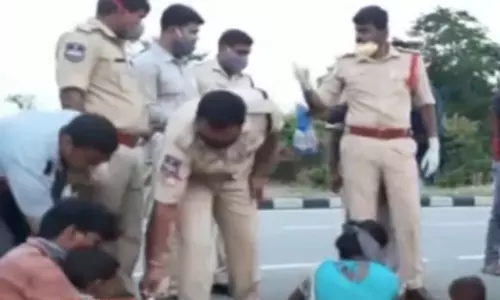 Ramayampet CI Nagarjuna Goud Showing His Humanity In Corona Time