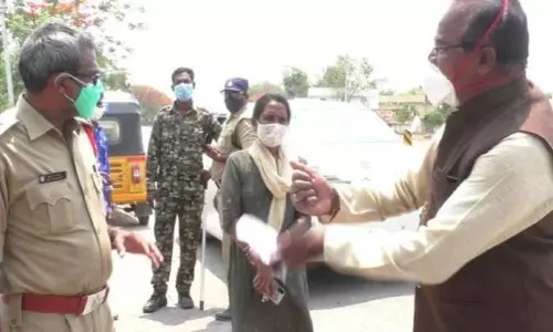 A Man Highlight in Peddapalli District Dubbalapalli Police Check Post