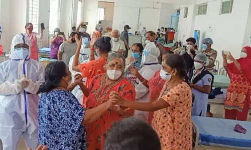 Doctors Dance with Patient who Recovered from COVID-19 in Bengaluru Doctors Dance with Patient who Recovered from COVID-19 in Bengaluru