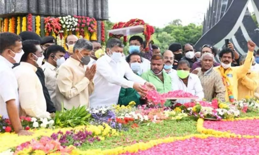 Chandrababu Pays Tribute to the late Nandamuri Taraka Rama Rao at NTR Ghat