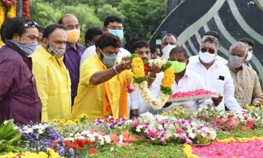 Balakrishna Pays Tribute to the late Nandamuri Taraka Rama Rao at NTR Ghat