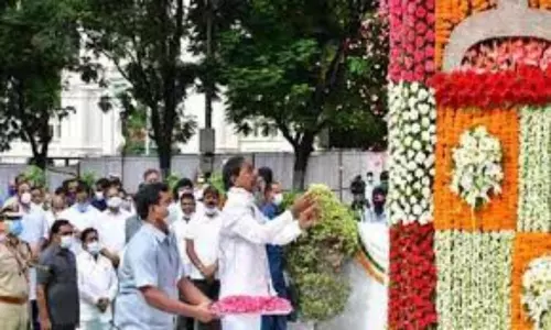 CM KCR Paid Tributes at Martyrs Memorial Stupa in Gun Park