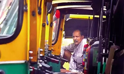 Auto Drivers Face Hardships Over Lockdown