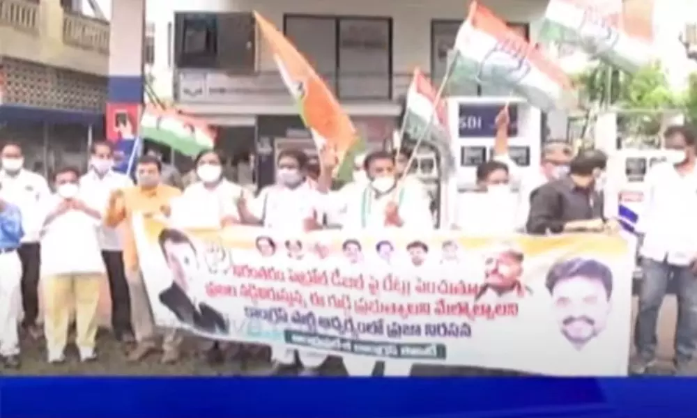 Mahbubnagar: Telangana Congress Leaders Protest Over Fuel Price Hike in Mahbubnagar