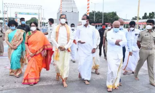 CJI NV Ramana Offers Prayers TO Lord Balaji Temple in Turumala CJI NV Ramana Offers Prayers TO Lord Balaji Temple in Turumala
