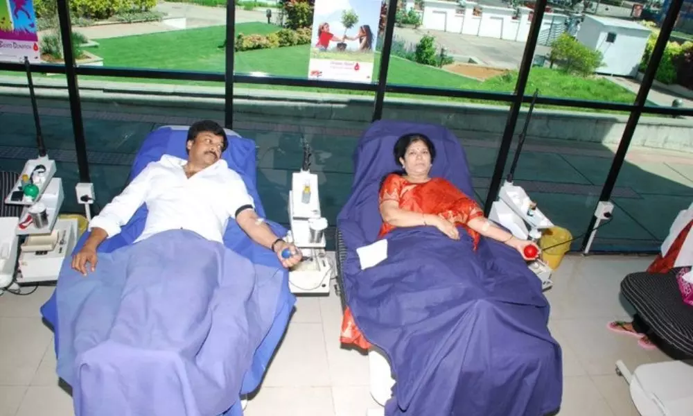Chiranjeevi And His wife Donated the Blood in Chiranjeevi Blood Bank