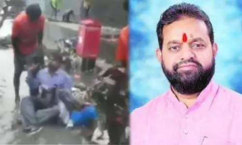 Mumbai: Shiv Sena MLA Dumps Garbage on BMC Contractor Mumbai: Shiv Sena MLA Dumps Garbage on BMC Contractor