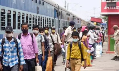 Massive Migrant Workers Return to the City With Lockdown Relaxations