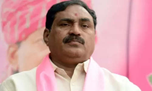 Field Assistants Stoped the Errabelli Dayakar Rao Convoy Near Hanumakonda in Warangal Field Assistants Stoped the Errabelli Dayakar Rao Convoy Near Hanumakonda in Warangal