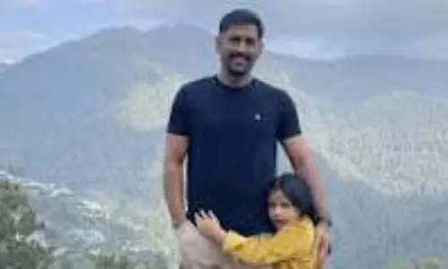 MS Dhoni in New Look Having Vacation With Family