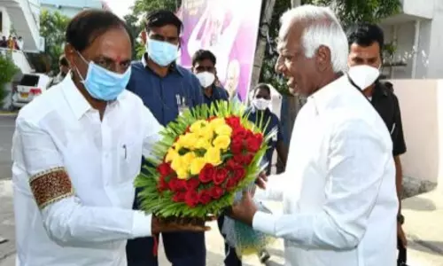 Warangal: కడియం ఇంటికి కేసీఆర్ రాకతో ఓరుగల్లు రాజకీయాల్లో కాక Warangal: కడియం ఇంటికి కేసీఆర్ రాకతో ఓరుగల్లు రాజకీయాల్లో కాక