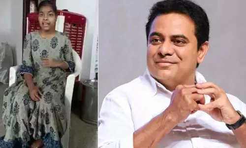 Minister KTR Praises Singer Shravani Talent