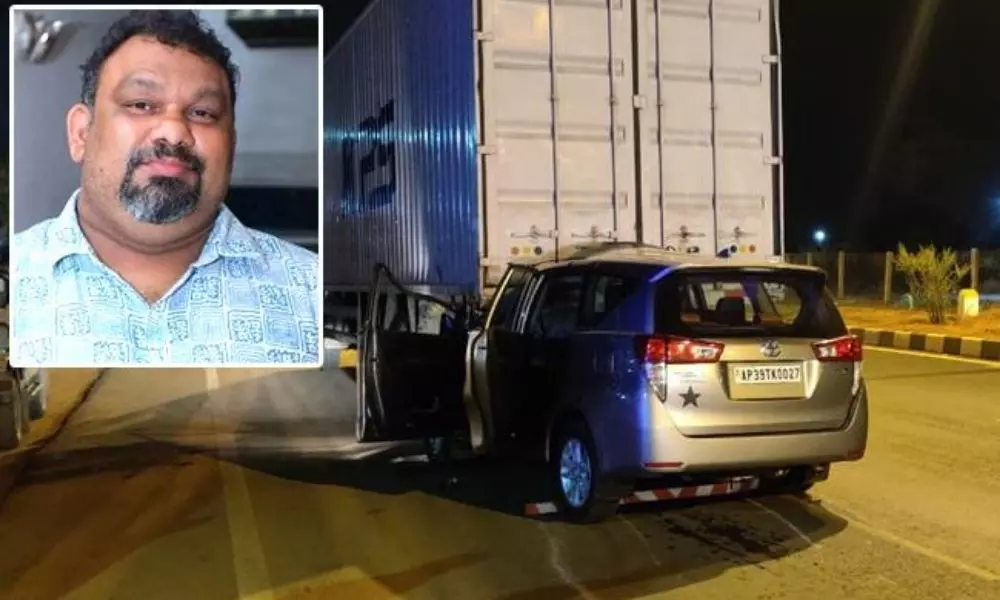 Kathi Mahesh Car hit a Lorry in Nellore