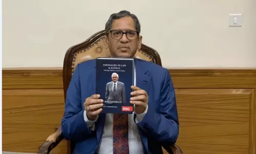 CJI Ramana Unveils Justice RV Raveendran’s Book CJI Ramana Unveils Justice RV Raveendran’s Book