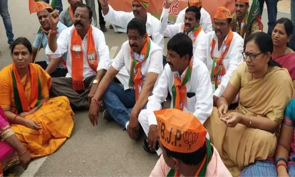 BJP Leaders Protest in visakhapatnam Against House tax Increasing