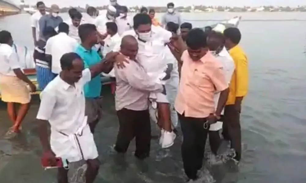 Minister Anitha Radhakrishnan, Doesnt Want to get his Shoes wet, Carried by a Fisherman
