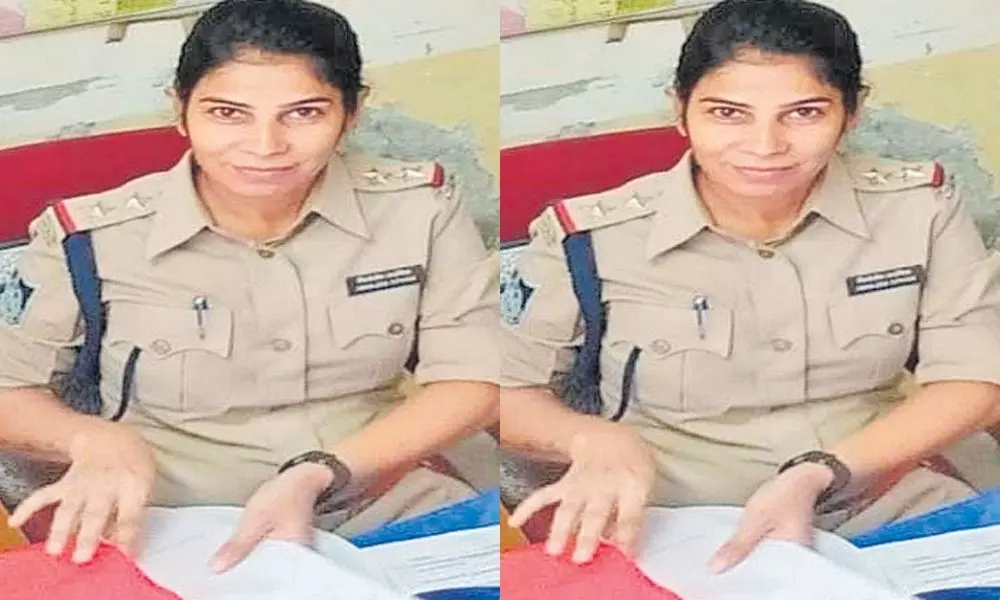 35 year old female sub-inspector Kavita Solanki committed self-destruction not to get married