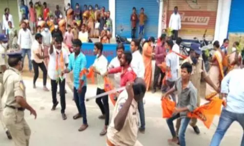 ABVP Activists Block the Minister KTR Convoy