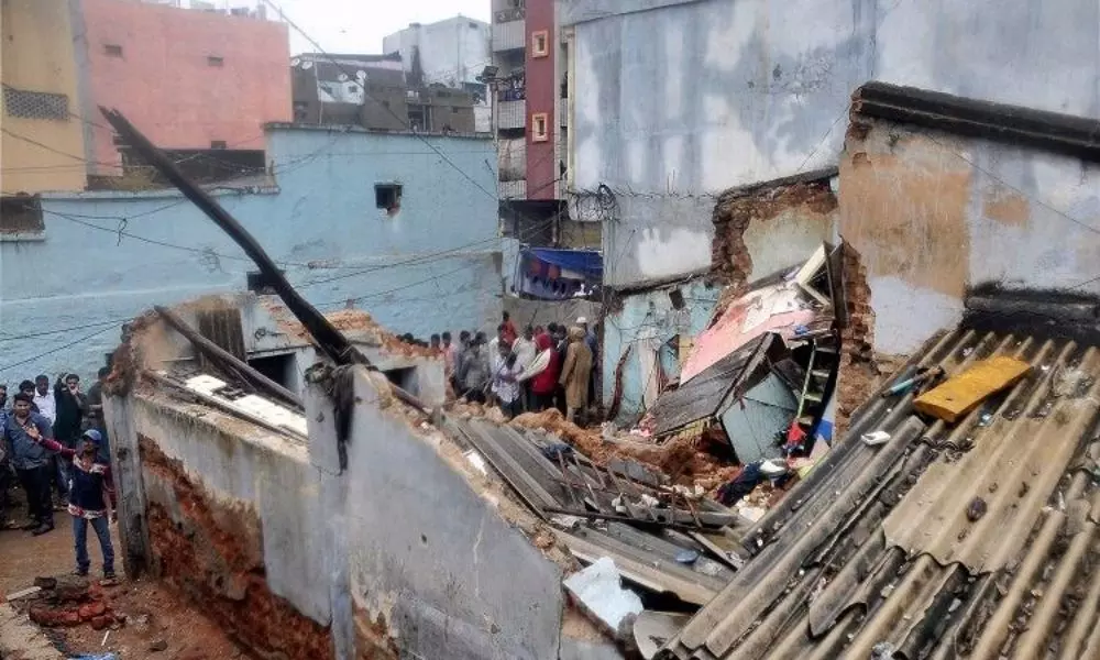 An Collapsed Old Building on The Premises of Malakpet Market Because Of Heavy Rains From Few days in Hyderabad