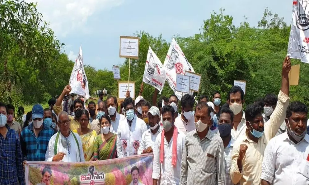 Jana Sena Protest Against Job Calendar in Ananthapur