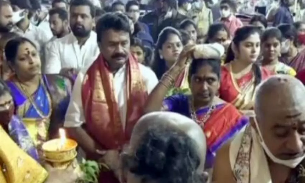 Minister Talasani Srinivas Offers to First Bonam to Ujjaini Mhankali