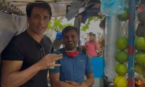 Sonu Sood Visits Fans Juice Shop  in Banjara Hills