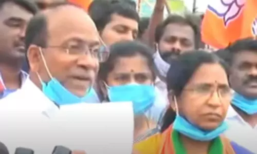 Huzurabad: కరీంనగర్ జిల్లా హుజూరాబాద్ లో వాట్సప్ ఛాటింగ్ దుమారం