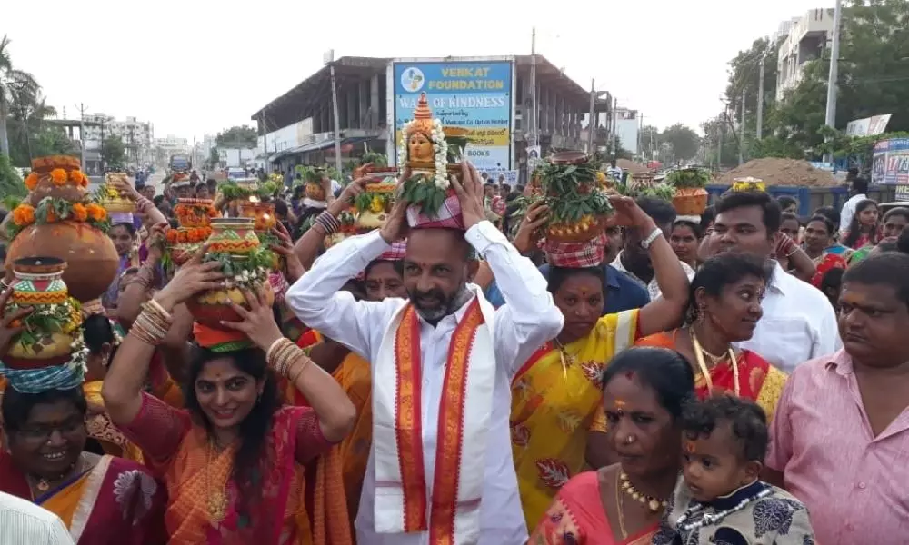 BJP Chief Bandi Sanjay Visited Lal Darwaja Temple