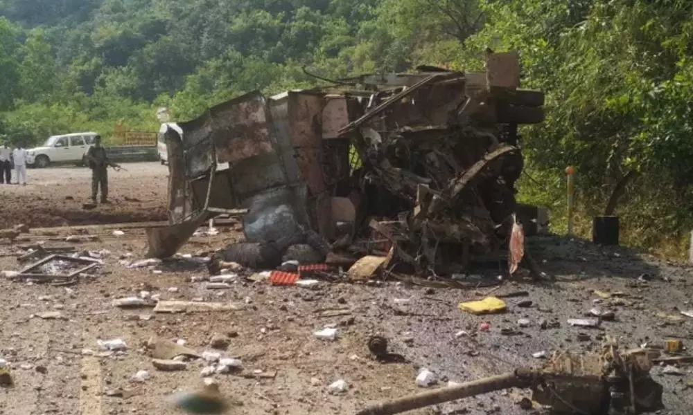 Maoist Attacked on Bolero Vehicle in Dantewada Forest Area Chhattisgarh | Maoist Attack News 2021