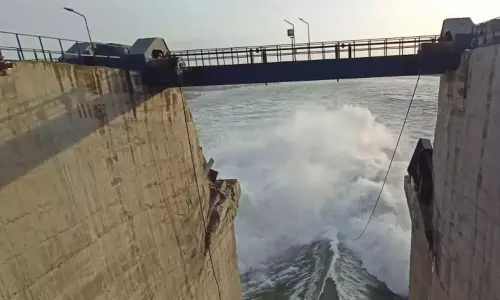 Pulichintala Gate Damage Issue is Hot Topic in Telugu States