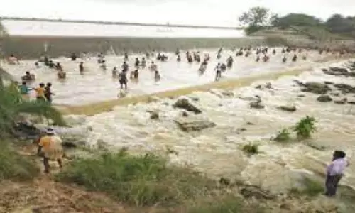 Pregnant Lady Faced Problem With Floods For 3 Hours in Valley in Mancherial District