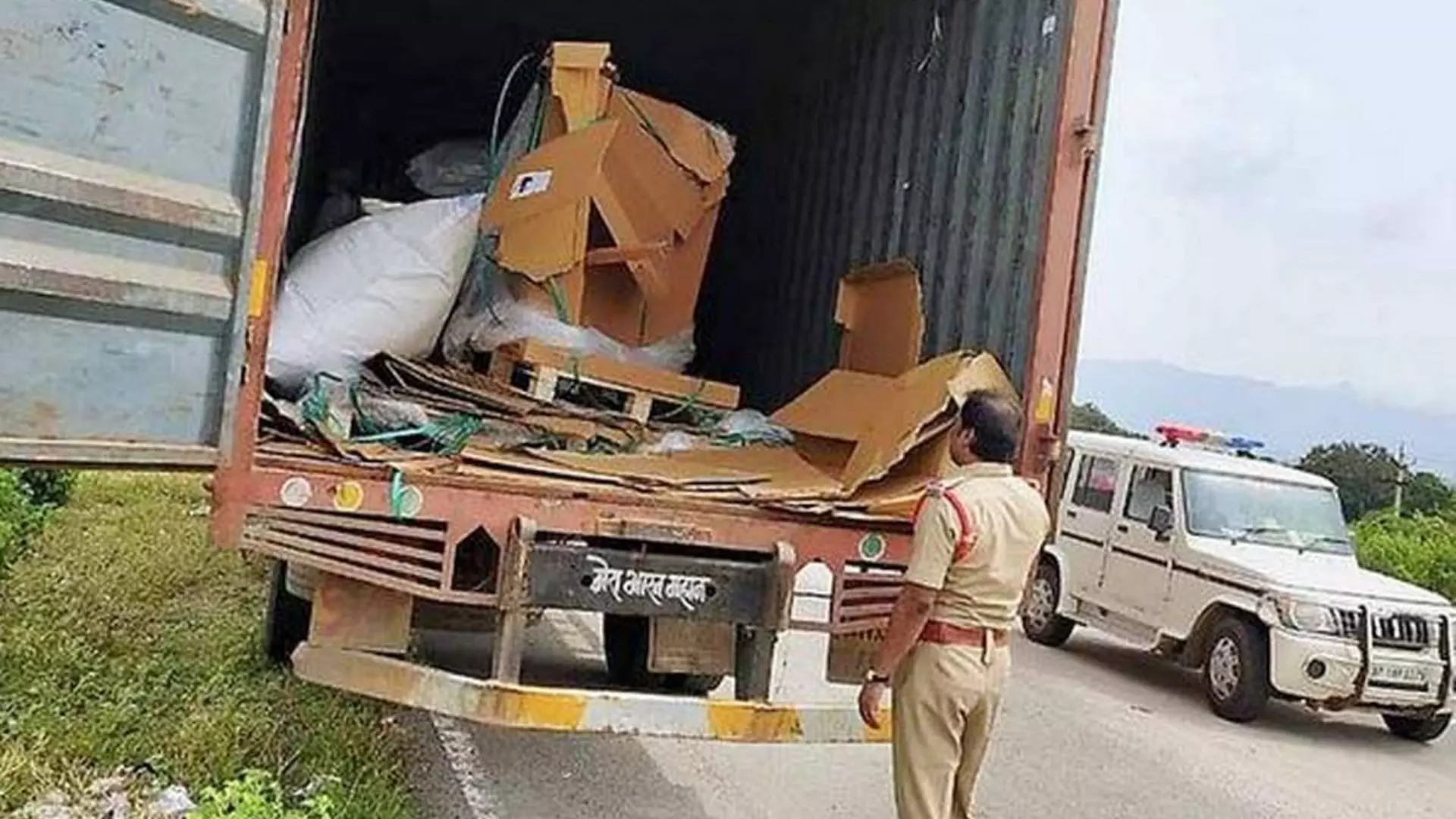 Mobile Phones Worth 6 Crores Looted from a vehicle At Andhra Karnataka Border Nengali Check Post