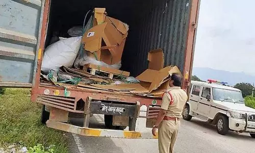 Mobile Phones Worth 6 Crores Looted from a vehicle At Andhra Karnataka Border Nengali Check Post