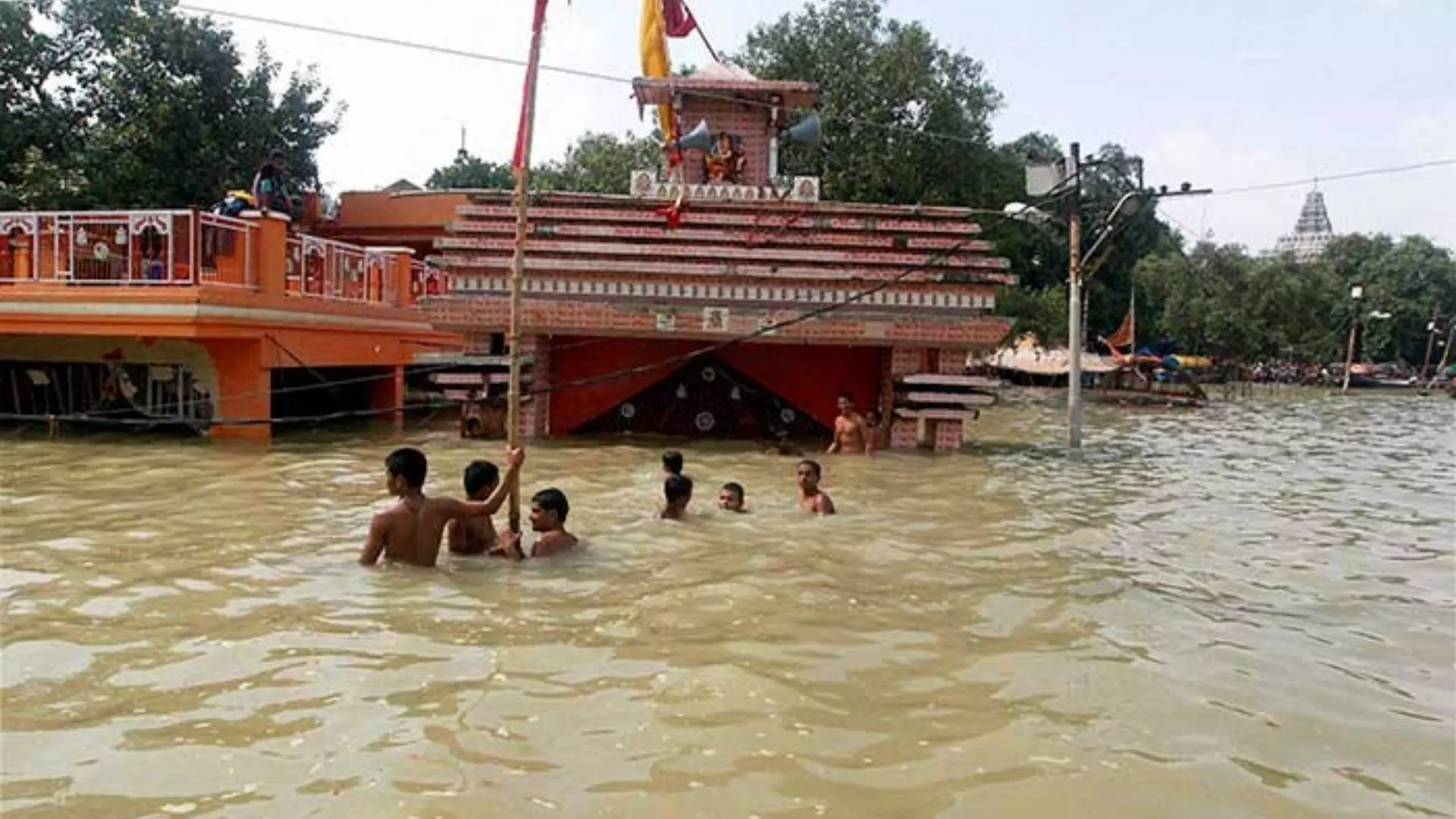 Heavy Floods in Uttar Pradesh And The Overflowing Rivers Ganga and Yamuna