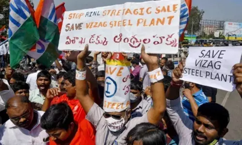 Employees of Vizag Steel Plant Trying to Stop The Nirmala Sitharaman Convoy