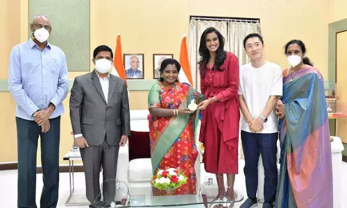 PV Sindhu Meets Telangana Governor Tamilisai PV Sindhu Meets Telangana Governor Tamilisai