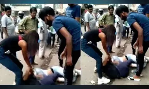Two Girls Fight For Boy Friend on Road in Jharkhand