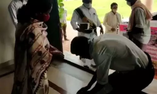 Farmers Falls on Sub Collectors Feet for Land in Jayashankar Bhupalpally