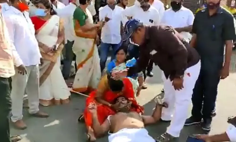 Brawl Broke out Between TRS and  BJP Workers at Malkajgiri Before the Flag Hoisting