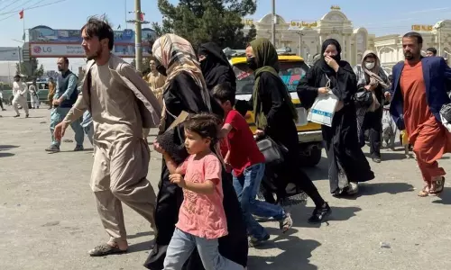 Taliban Arrests 80 Civilians from Kabul Airport