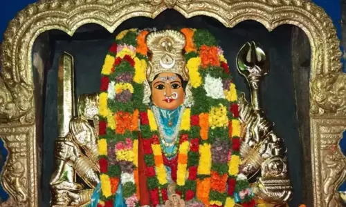 Bhadrakali Temple in Warangal is Heavy Crowd with Devotees on vara Lakshmi Vratham Festival Bhadrakali Temple in Warangal is Heavy Crowd with Devotees on vara Lakshmi Vratham Festival