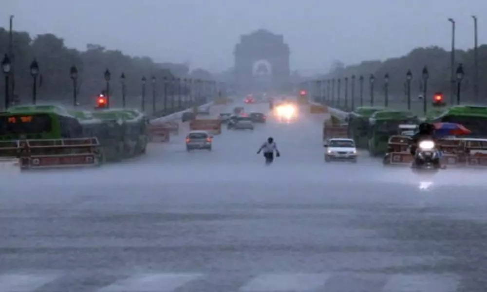 Heavy Rains in Delhi And Flood Water Goes Delhi Railway Station