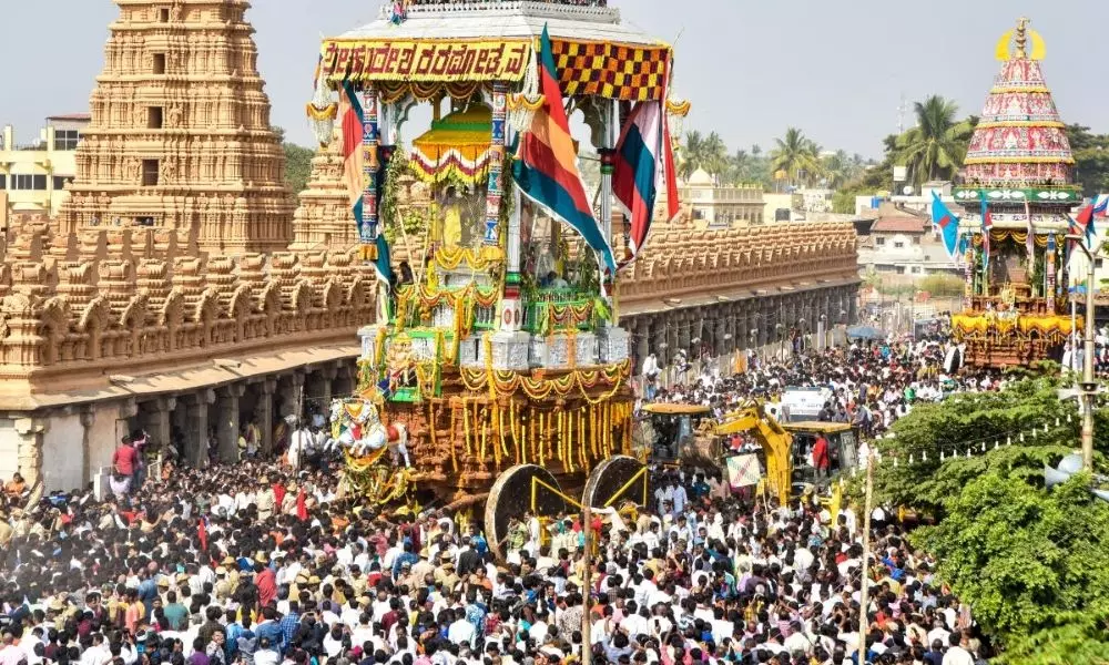 Shravana Masam Special Yadadri Temple Crowded with Devotees | Telangana News